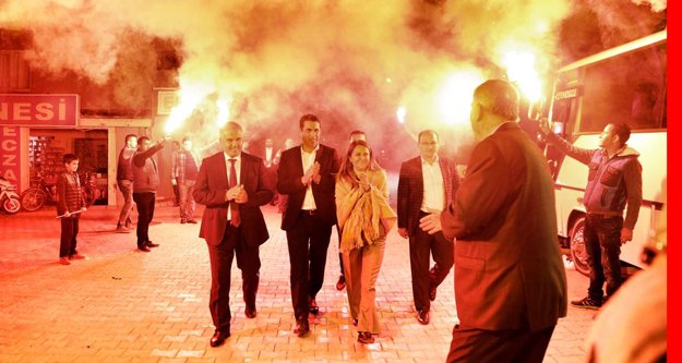 Ak Partili Enç meşalelerle karşılandı