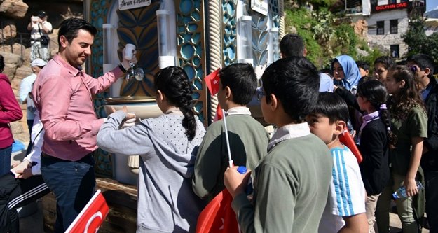 Alanya Belediyesi'nden limonata ve lokum