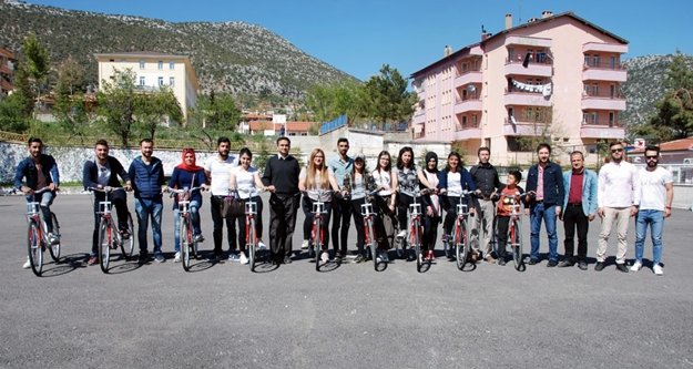 ALKÜ öğrencilere bisiklet dağıttı