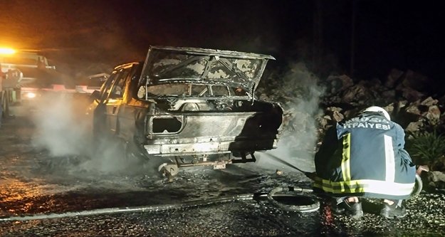 Araba yanarak hurdaya döndü