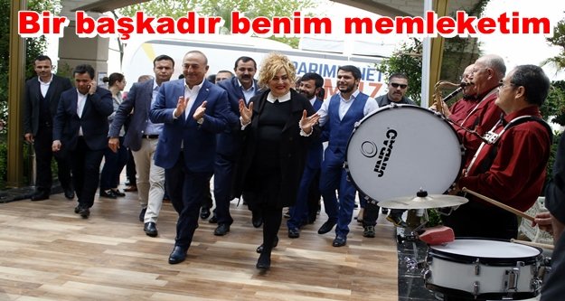 Bakan Çavuşoğlu'na muhteşem karşılama
