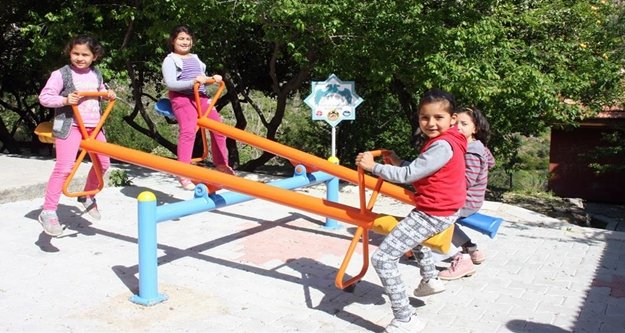 Başkan Yücel köy çocuklarının yüzünü güldürdü