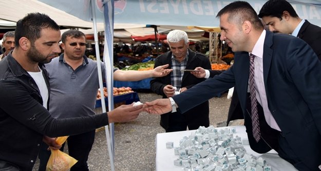 Belediye lokum ve limonata dağıttı