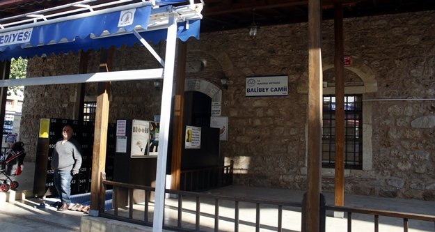 Camide namaz kılan adamın çantası çalındı