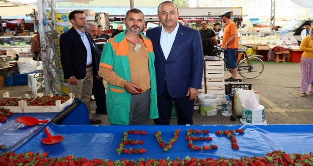 Çavuşoğlu'na çilekli evet sürprizi