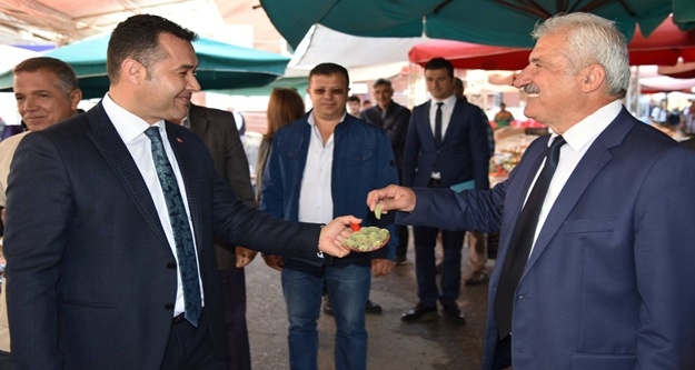 Yücel Cuma Pazarı'nda esnafın sorunlarını çözdü