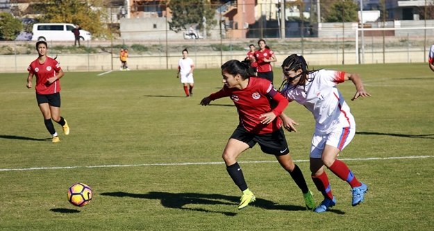 Kadın futbolcunun bacağı 2 yerden kırıldı