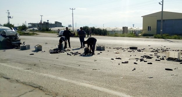 Kamyonet kaza yaptı, patlıcanlar yola saçıldı
