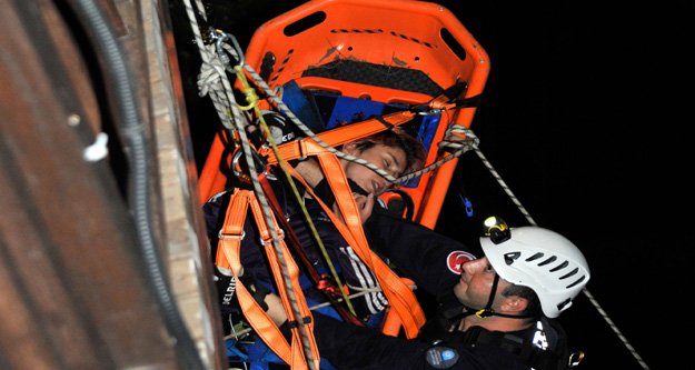 Kayalıklara düşen kadın ölümden döndü