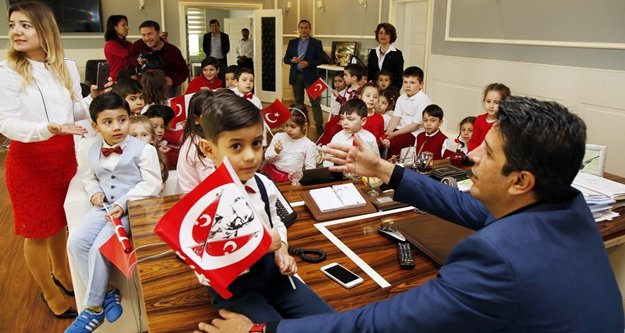 Koltuğu 6 yaşındaki Uygar'a bıraktı