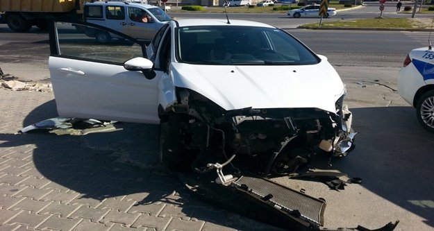 Öğrenci servisi ile otomobil çarpıştı: 1 yaralı