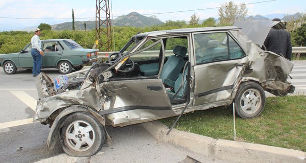 Otomobil tırın altında kaldı