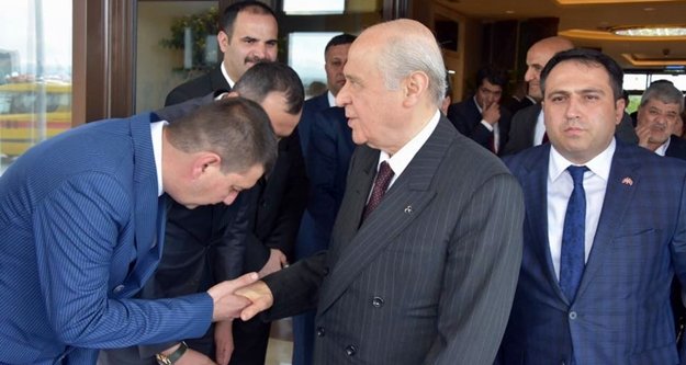 Türkdoğan önce hediye verdi sonra el öptü