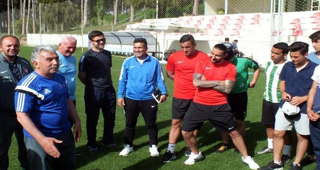 Ünlü futbolcular belgelerini Antalya'da aldılar