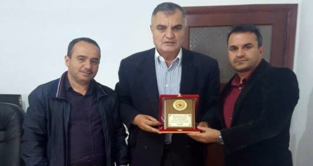 Yanar'dan eski başkana plaket