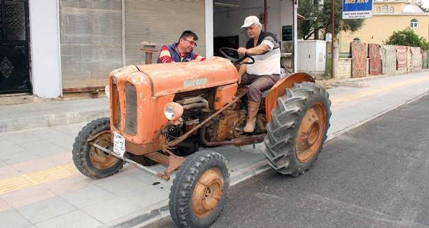 52 yaşındaki traktör zamana meydan okuyor