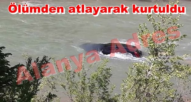 Alanya'da otomobil çaya gömüldü