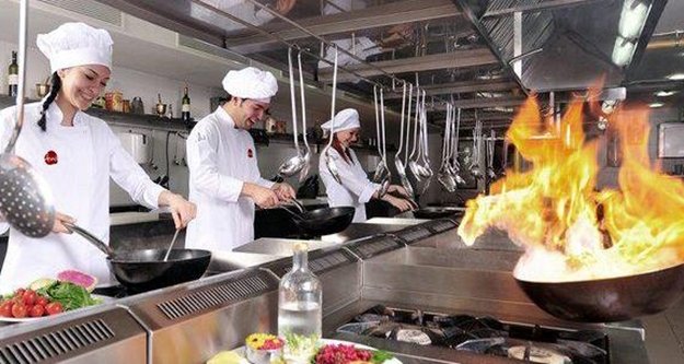 Alanya'da şok! Ocakta parlayan ateş yüzünü yaktı