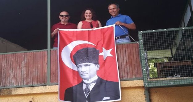 Alanya'daki Tarihi Köprü’de bayrak yenilendi