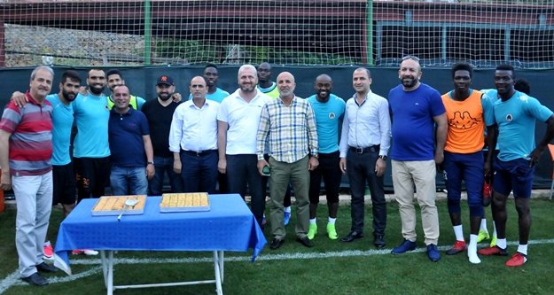 Alanyaspor çalışmalara tatlıyla başladı