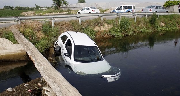 Aracı kanala düştü, bırakıp kayıplara karıştı
