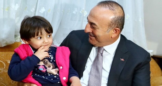 Bakan Çavuşoğlun’dan küçük Özge’ye ziyaret