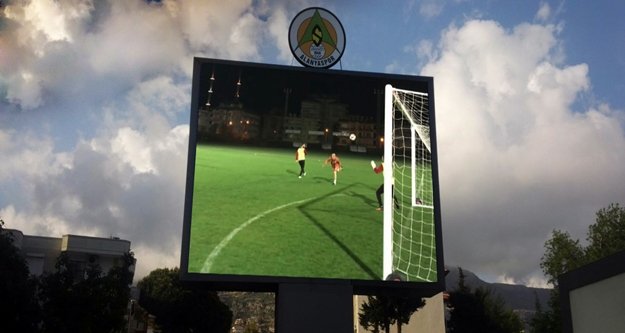 Başkan Çavuşoğlu'nun golleri LED ekranda