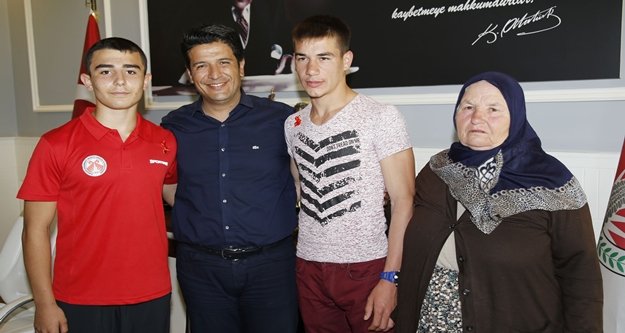 Başkan Genç, pehlivanları ödüllendirdi