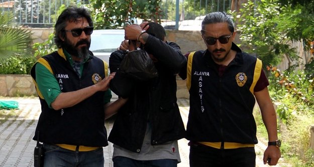 Çaldığı telefondan çektiği selfie yakalattı