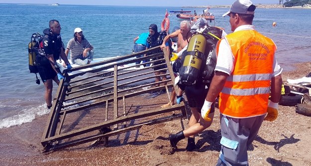 Deniz'den 80 kiloluk iskele demiri çıkarıldı