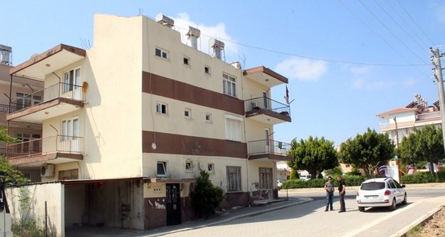 Evin garajından arabayı çalıp kaçtılar