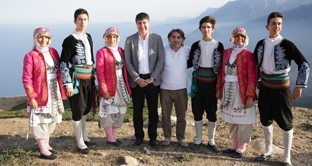 Folklör ekibine Başkan Türel yardım eli uzattı