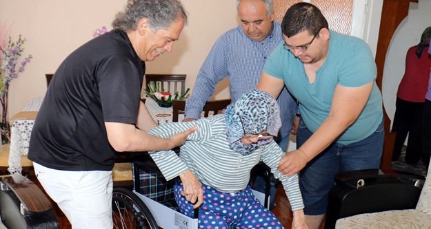 İlk iftarı en yaşlı üye ile yaptı