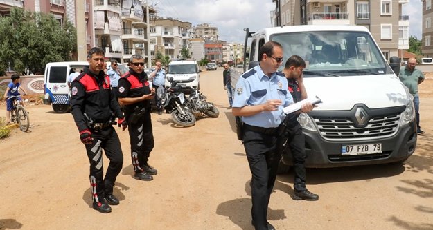 Kamyonetle çarpışan iki polis yaralandı