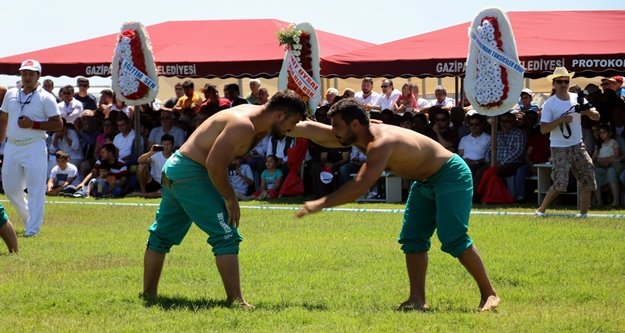 Komşuda meydan pehlivanların