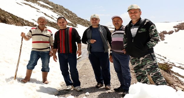 Mayıs ayında Söbüçimen'de 5 metre kar var