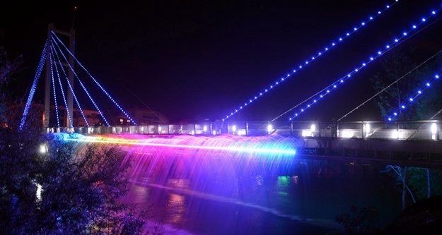 Meşhur köprüye ışık, ses ve su dansı