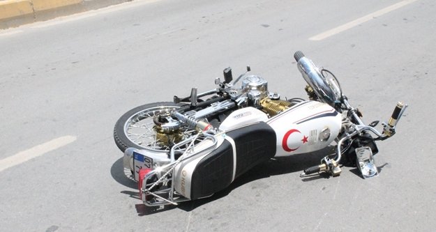Motosiklet otomobile çarptı: 1 yaralı var