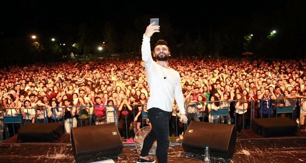 Öğrenciler Emre Kaya ile coştu