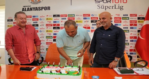 Özçelik'e sürpriz kutlama