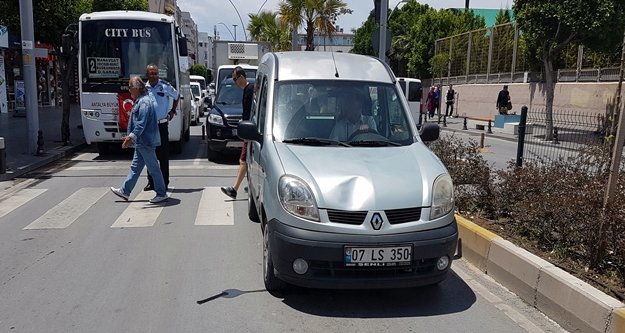 Teyze ve yeğen yaya geçidinde hastanelik oldu