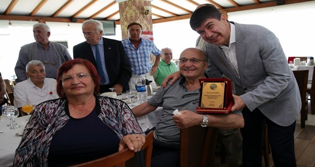 Türel, 70 yaşını aşmış sporseverlere plaket verdi