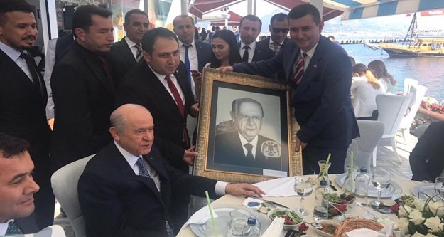 Türkdoğan'dan Bahçeli'ye hediye