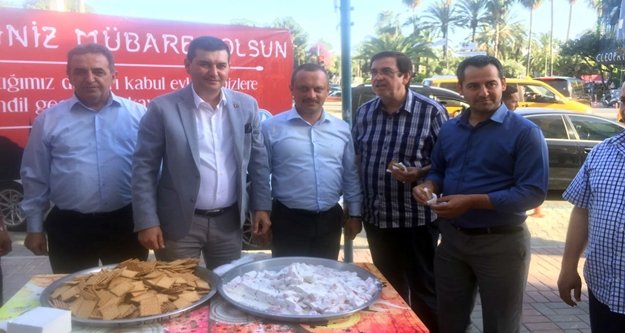 Ülkücüler ve MHP lokum dağıttı