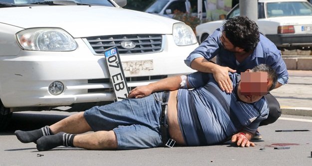 Yayaya çarpan sürücünün oğlu yaralının başından ayrılmadı