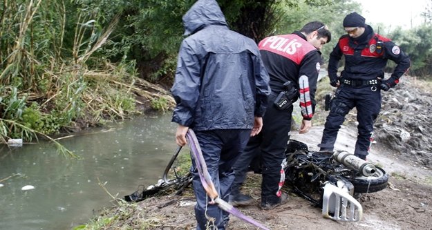 Yunusların kanaldan motosiklet çıkarma seferberliği