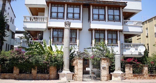 "2 bin yıllık sütunlar buraya mı konulur?"