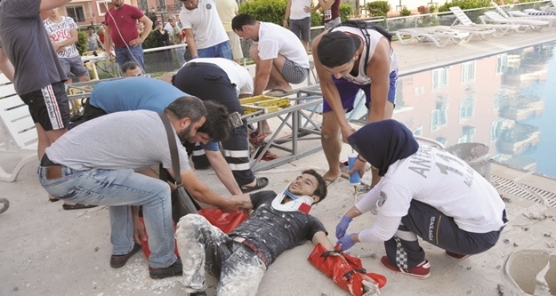 Alanya'da akıl almaz kaza: İskele çökünce...