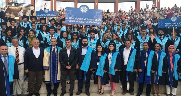 ALKÜ yeni mezunlarını uğurladı
