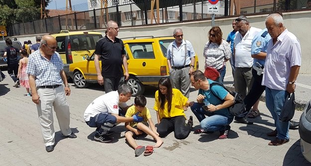 Anne ve oğluna otomobil çarptı